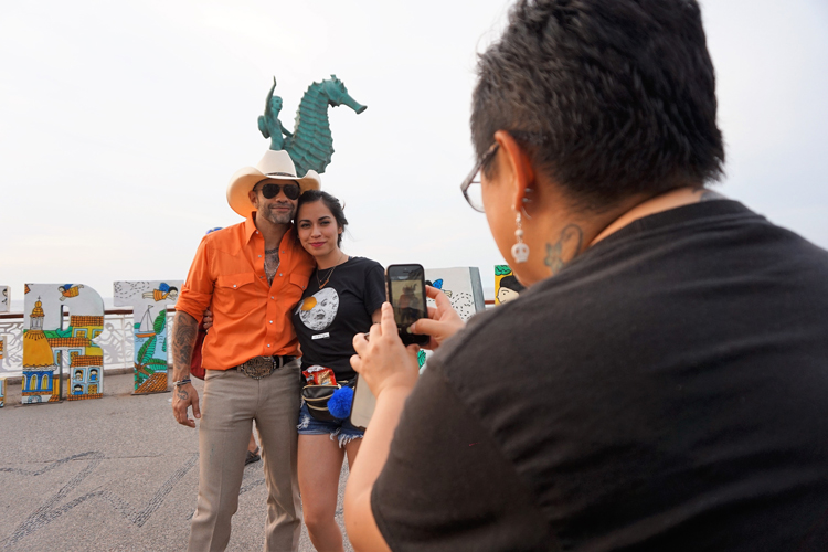 Proceso. Kinky culminó la filmación de su video Loco en el Malecón de Puerto Vallarta, tras más de 24 horas de rodaje.
