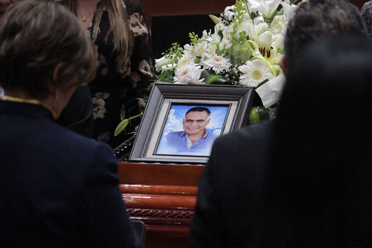 Compañía. Familiares, políticos y amigos estuvieron en el acto fúnebre. (Foto: Jorge Alberto Mendoza)