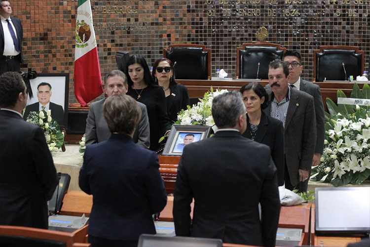 Compañía. Familiares, políticos y amigos estuvieron en el acto fúnebre. (Foto: Jorge Alberto Mendoza)