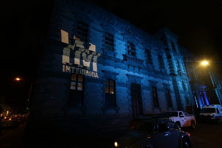Impresión. El Edificio Arroniz luce distinto iluminado de azul como preámbulo de la pasarela. (Fotos: Cortesía Leonardo Cortés)