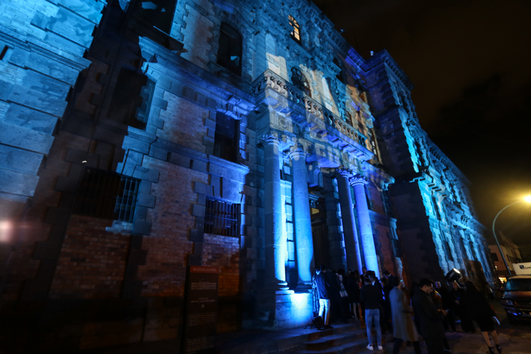 Impresión. El Edificio Arroniz luce distinto iluminado de azul como preámbulo de la pasarela. (Fotos: Cortesía Leonardo Cortés)