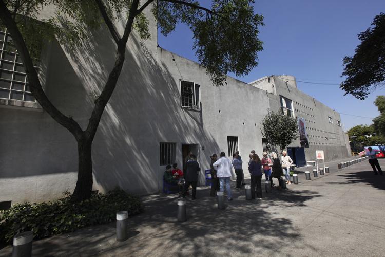 Visitantes esperan ingresar a la casa y el estudio de Luis Barragán, uno de los arquitectos más influyentes que ha tenido México. (Foto: AP)
