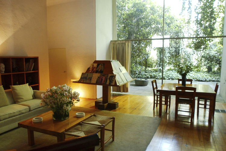 Visitantes esperan ingresar a la casa y el estudio de Luis Barragán, uno de los arquitectos más influyentes que ha tenido México. (Foto: AP)