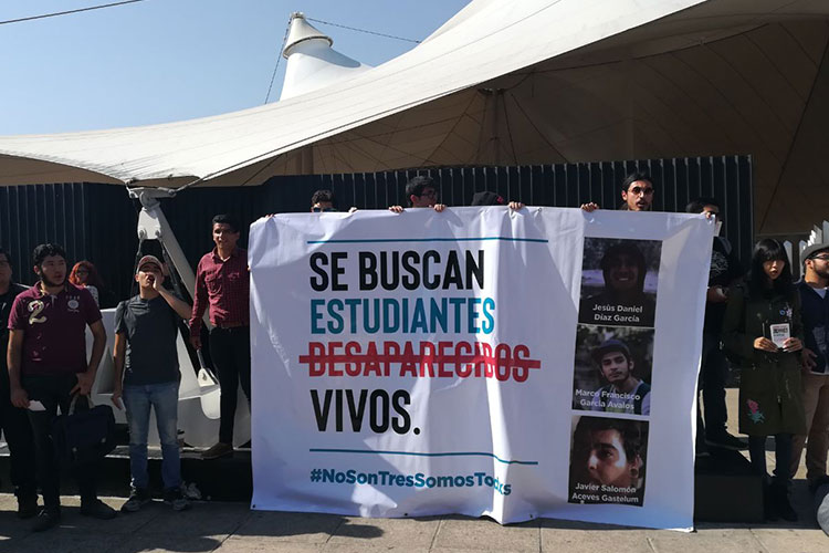 PROTESTA. Cerca de 250 estudiantes se dieron cita a las afueras de la Expo para reclamar la falta de acciones en este caso. (Foto: Jorge Alberto Mendoza)