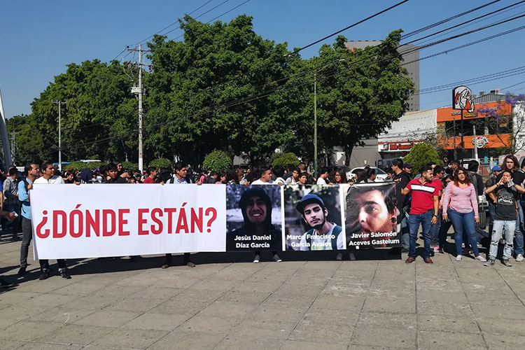 PROTESTA. Cerca de 250 estudiantes se dieron cita a las afueras de la Expo para reclamar la falta de acciones en este caso. (Foto: Jorge Alberto Mendoza)