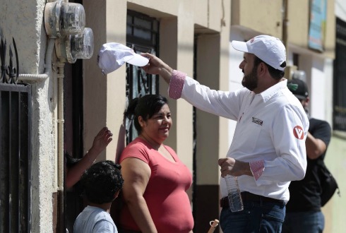 Villanueva presenta propuesta “Canasta básica al costo”