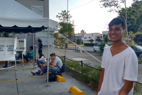 Sale a votar por primera vez