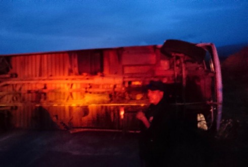 Camión de pasajeros se vuelca en Sayula