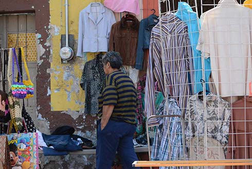 Tianguis de prendas de Medrano, el negocio de la ropa barata | NTR  Guadalajara