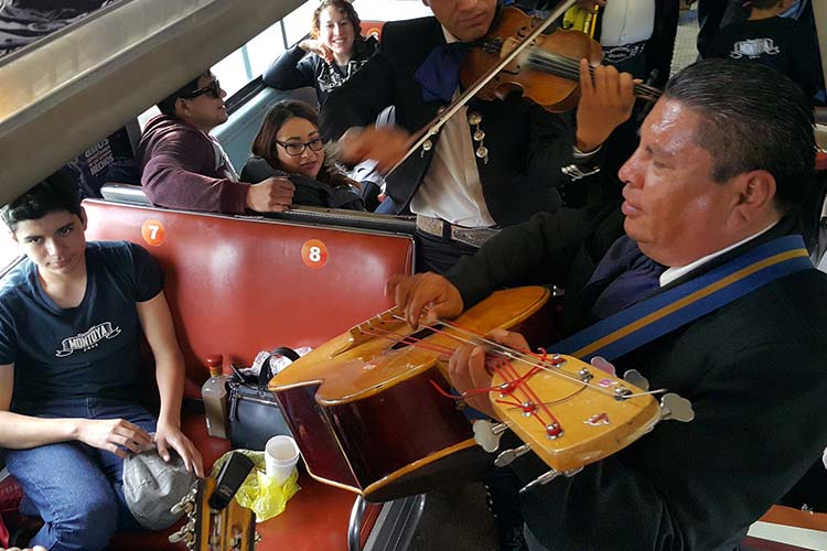 Viajan en el tren gastronomía y música  