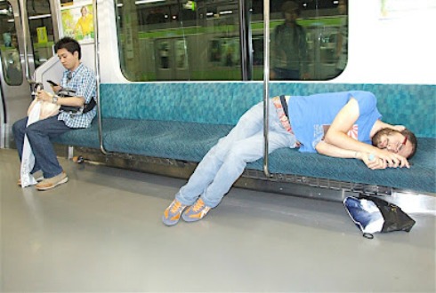 Dormitar en el transporte público no suple el sueño nocturno