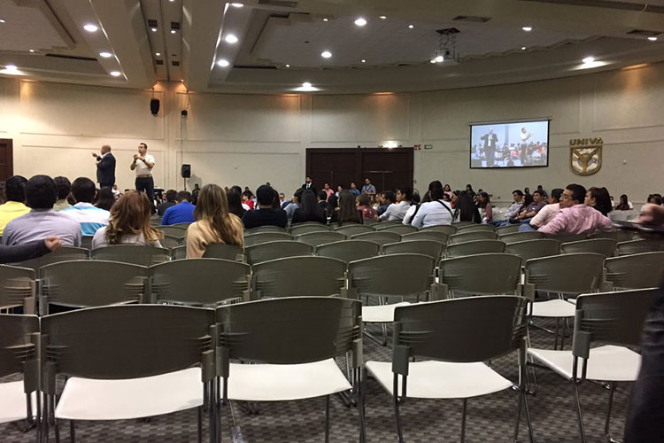 Abandonan estudiantes charla de Alfaro antes de que concluya 