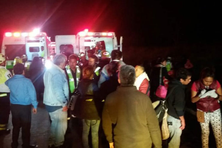 Deja 34 heridos volcadura de autobús en autopista Córdoba-Veracruz