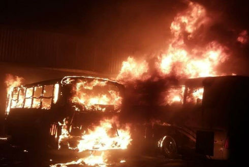 Se incendian camiones en la Central de Autobuses de Tepatitlán