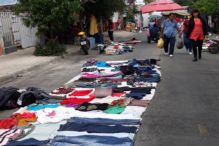 Tianguis de Polanco, con variedad de ropa usada | NTR Guadalajara