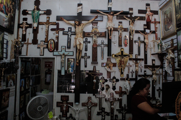 Cristos y cirios, los más vendidos | NTR Guadalajara