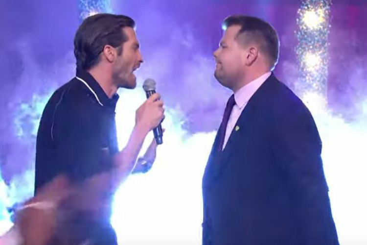 Video: Jake Gyllenhaal canta a Whitney Houston