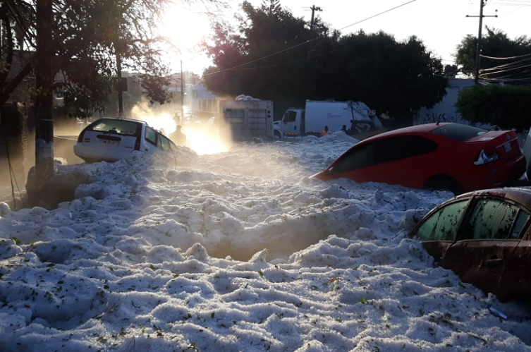 Una fuerte granizada sorprende y afecta varias colonias en Guadalajara