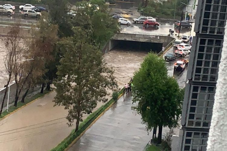 Agua abre muro del vaso regulador de Plaza Patria; Zapopan sostiene que funcionó bien