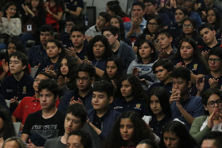 Dan bienvenida a alumnos de UdeG