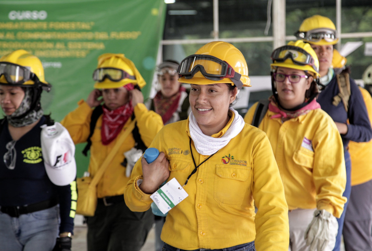 Se gradúan 29 mujeres de curso de combate a incendios forestales