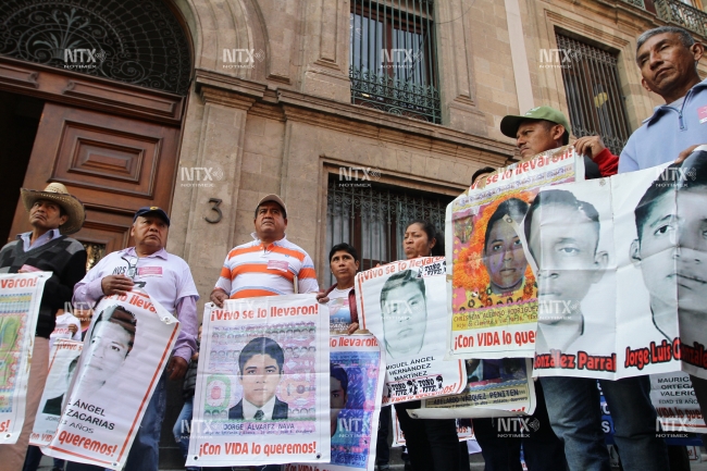 Se reúne AMLO con padres de los 43 normalistas - El Diario NTR | NTR ...
