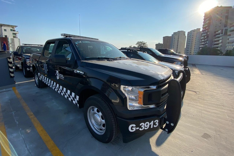 Entrega GDL patrullas; habría pagado de más