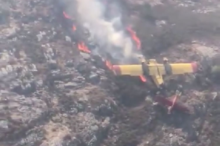 Muere piloto al desplomarse avión que combatía un incendio
