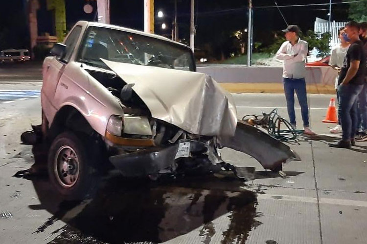 Por intentar esquivar un perro, choca en Periférico - El Diario NTR ...