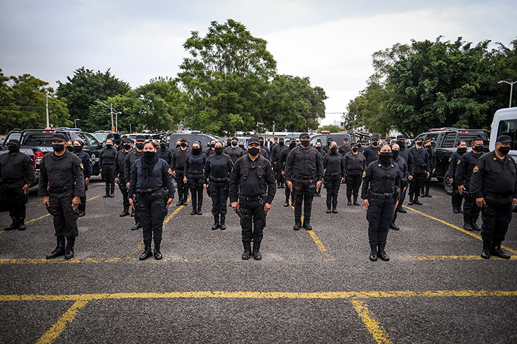 Policías estatales reciben uniformes