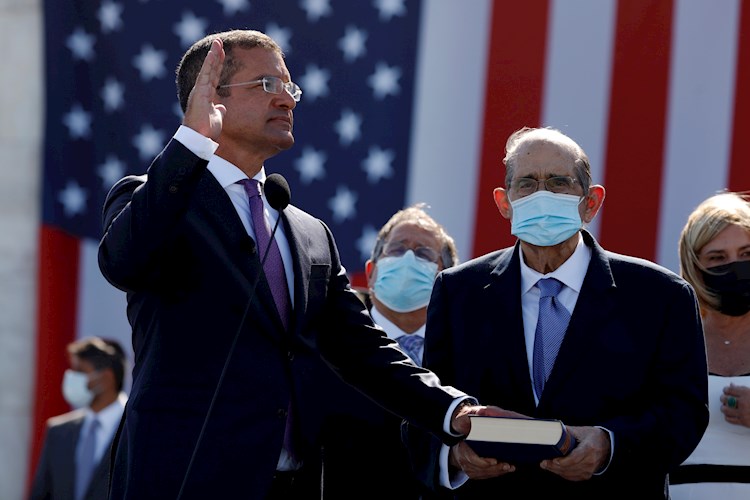 Gobernador de Puerto Rico asume retos de Covid, crisis y corrupción