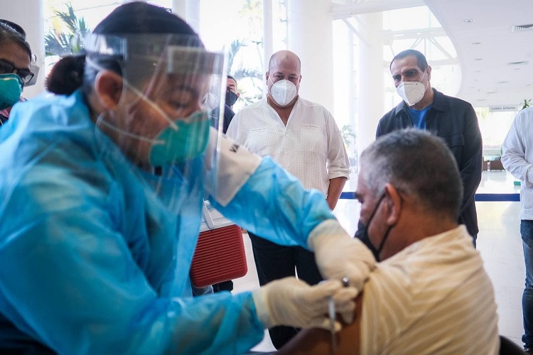 Inicia vacunación contra Covid-19 en Puerto Vallarta