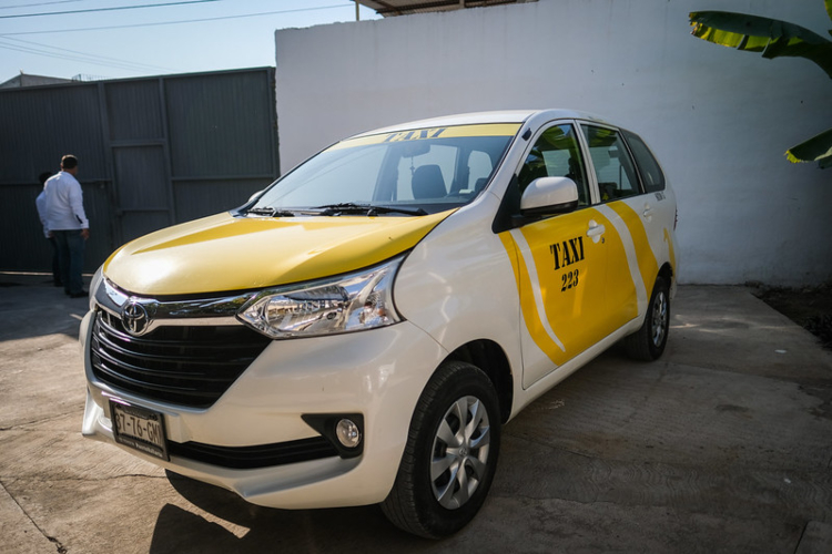 Entregan 155 concesiones a taxistas vallartenses