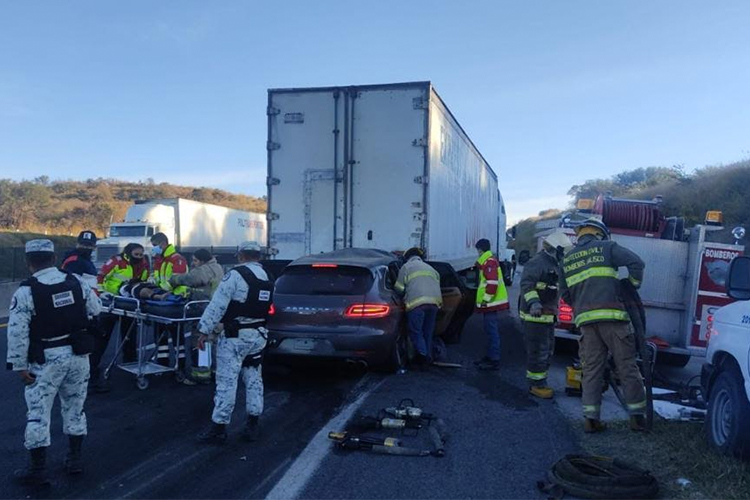 Mueren tres personas en choque carretero en Altos Norte