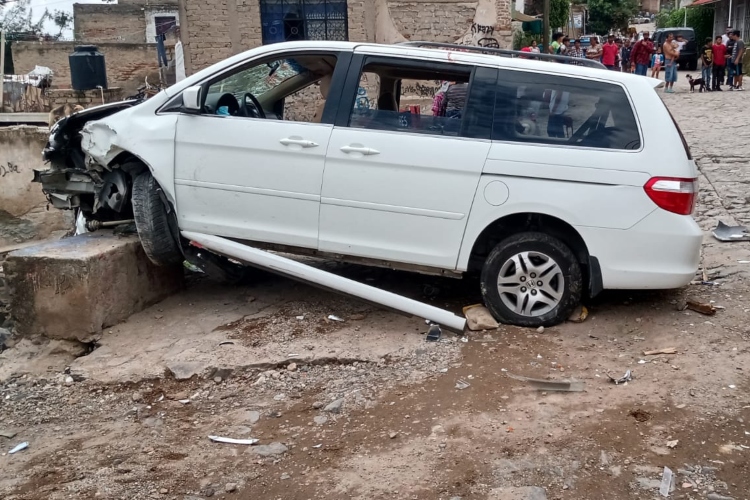 Camioneta familiar se queda sin frenos y bolardos evitan caía en ...