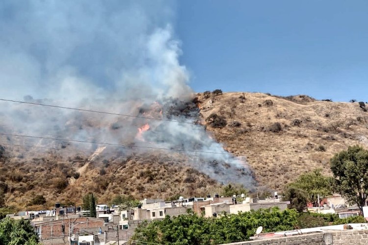 Combaten incendio en el cerro El Colli; ya fue extinto 