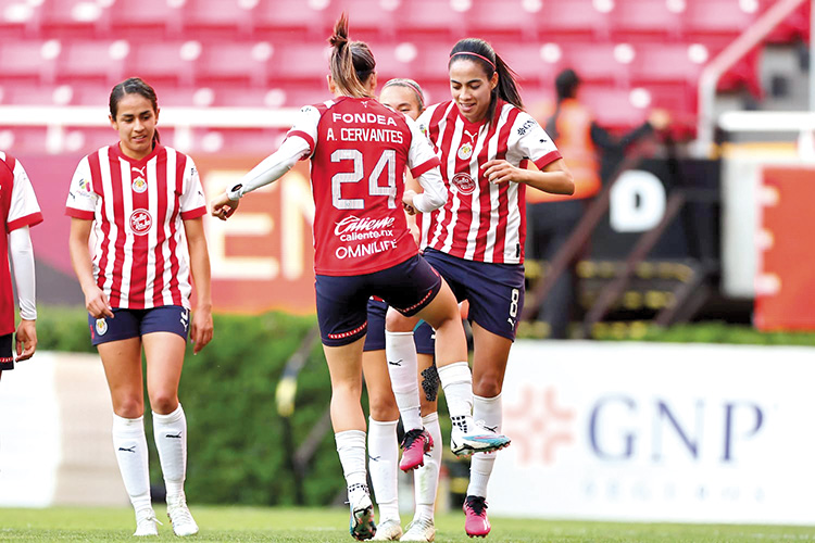 Chivas golea y se trepa al liderato