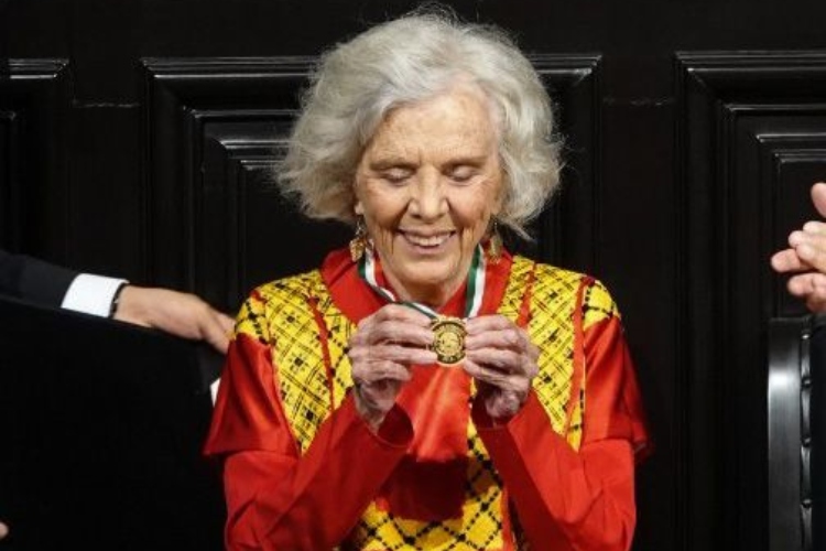Recibe Elena Poniatowska medalla Belisario Domínguez