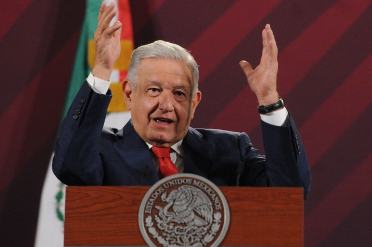 AMLO minimiza viajes de lujo del titular del Ejército