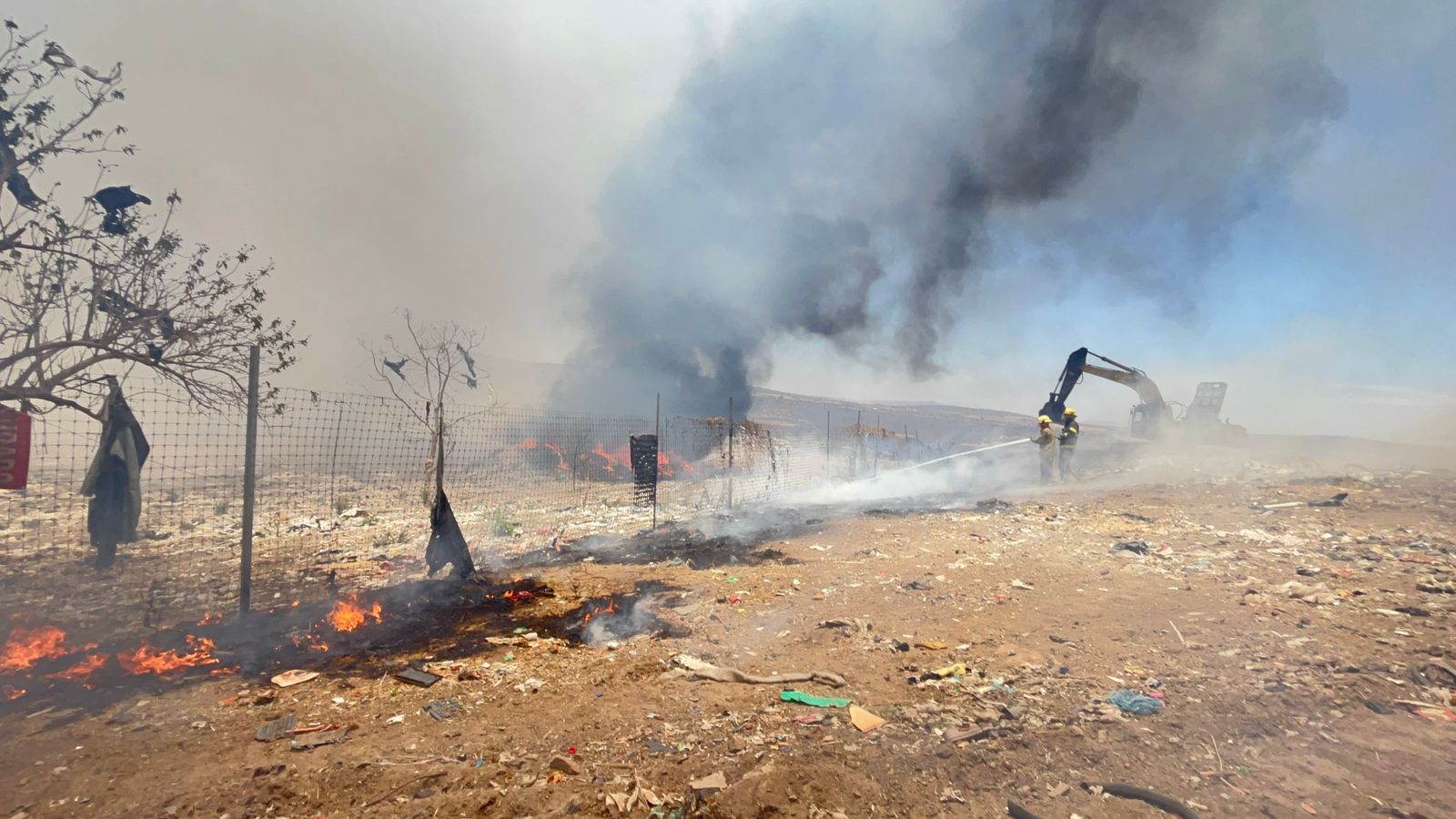 Activan alerta atmosférica por incendio en vertedero de Matatlán - El ...