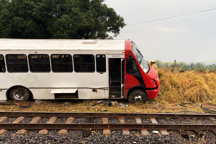 Choque entre camión y tren deja 3 muertos y 13 lesionados en El Arenal NTR Guadalajara