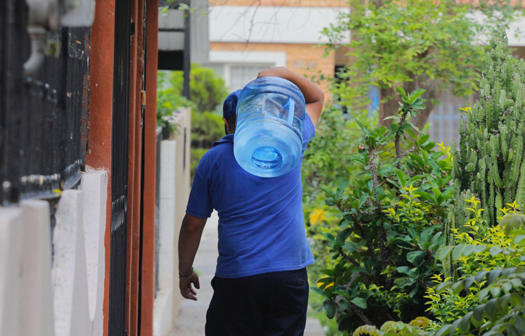 Pagan hasta $14 más por garrafones de agua 