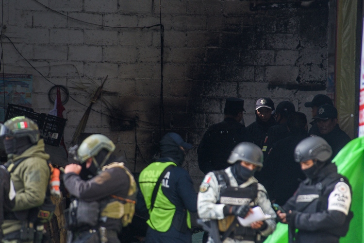 Elevan a 9 los fallecidos tras incendio en marcado de abastos de Toluca