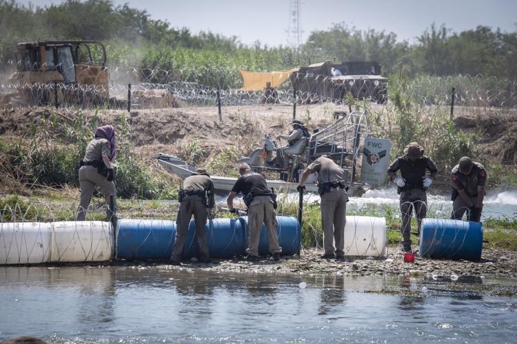 López Obrador tacha de 'vulgar' las barreras fronterizas de Texas