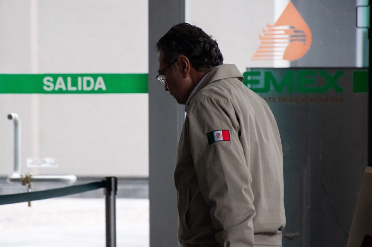 Denuncian opacidad de Pemex por derrame en el Golfo de México