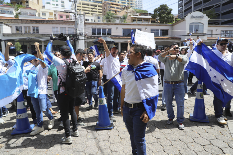 Miles de hondureños marchan contra Xiomara Castro
