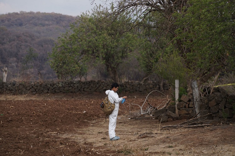 FGR investiga fosa clandestina con 40 cuerpos en Michoacán