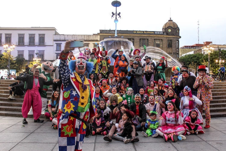 Centro tapatío se pinta de colores con festejo por Día de los payasos
