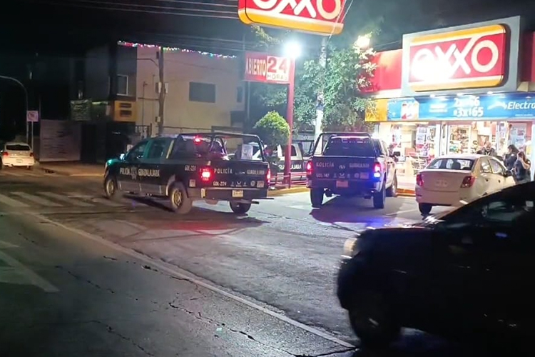Capturan a un hombre y una mujer por asaltar tienda de conveniencia ...