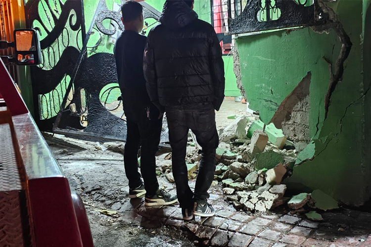 Grúa se impacta contra una vivienda en Tonalá